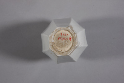 图片[2]-Dingyao white glaze octagonal four-series bottle-China Archive